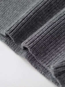 Macro dettaglio della maglia polo grigia con trama a costine di alta qualità e tessuto morbido