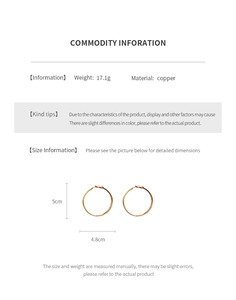 Guide des tailles pour boucles d'oreilles créoles en métal montrant le diamètre de 5cm
