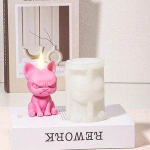 Macro-opname van 3D-buldog siliconen mal en roze kaars met gedetailleerde textuur