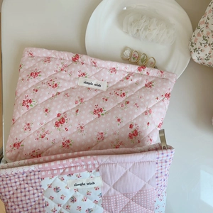 Détail de la trousse de toilette matelassée à fleurs roses avec étiquette simple wish