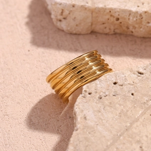 Vue détaillée d'une bague multicouche plaquée or 18 carats sur pierre texturée