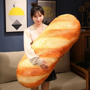 Realistisches großes Baguette-Plüschbrotkissen, von Modell im Haus gehalten