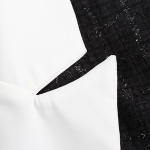 Blazer en tweed oversize avec revers blancs contrastés et tissu noir texturé à paillettes