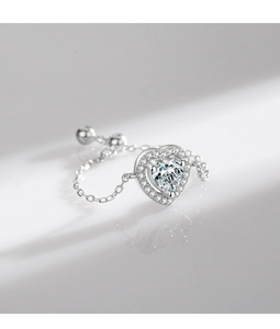 Gros plan sur la bague cœur en argent S925 avec petits diamants et anneau chaîne