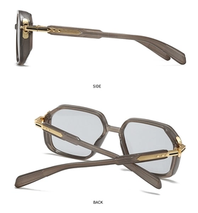 Vue détaillée de lunettes aviateur à double pont avec branches dorées et gravures latérales