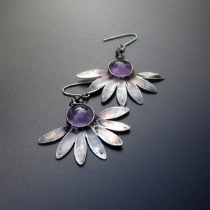 Boucles d'oreilles bohèmes fleurs avec gemmes résine violette et finition argentée