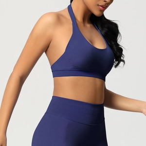 Détail de l'ensemble de yoga bleu foncé avec brassière licou et taille haute côtelée