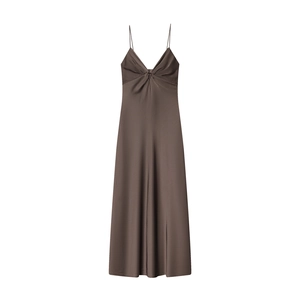 Robe midi en satin moka avec col en V et détail torsadé sur fond blanc uni