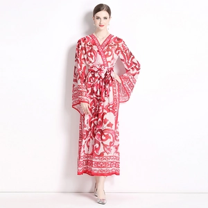 Robe longue imprimée rouge style porcelaine avec col en V et manches chauve-souris fluides