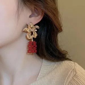 Boucles d'oreilles fleur dorée avec pendentif rouge Double Bonheur pour bijoux de mariée
