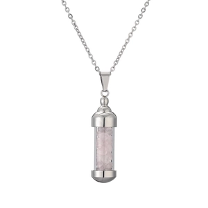 Détail du collier pendentif flacon de parfum argenté rempli de pierres roses