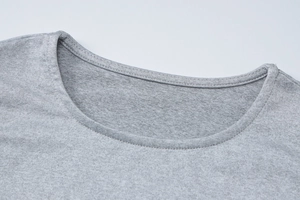 Détail du col rond en coton gris chiné avec couture renforcée à double aiguille