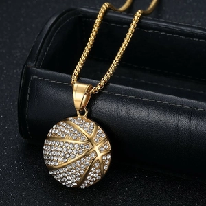 Collier avec pendentif basketball doré et strass brillants pour un look hip hop