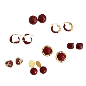 Set di 7 paia di orecchini geometrici minimalisti in acrilico bordeaux e oro