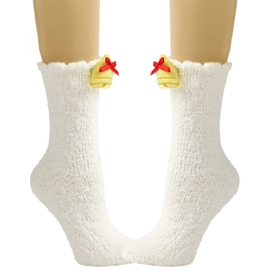 Detailansicht weißer Thermosocken aus Plüsch mit gelber Glocke und roter Schleife
