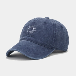 Détail de la casquette vintage en coton délavé bleu marine avec broderie blanche
