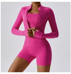 Gros plan détaillé de la veste de sport rose cintrée avec passe-pouces et fermeture