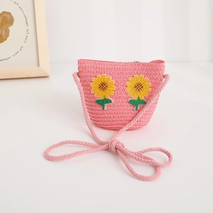 Dettaglio della borsa a tracolla in paglia rosa per bambini con ricamo di girasole