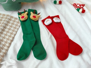 Details von Kinder-Kniestrümpfen zu Weihnachten mit 3D-Rentier- und Weihnachtsmann-Plüsch