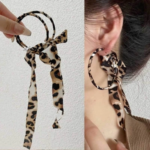 Pendientes de aro con lazo de tela de leopardo y cintas de seda colgantes