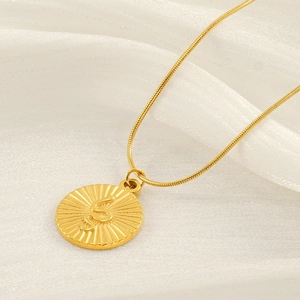 Collier doré avec pendentif soleil et symbole de serpent sur une chaîne à mailles serpent