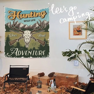 Détail d'une tapisserie de camping vintage avec motif de chasse et crâne de cerf