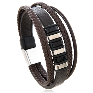 Bracelet multicouche en cuir tressé marron avec breloques métalliques et fermoir magnétique