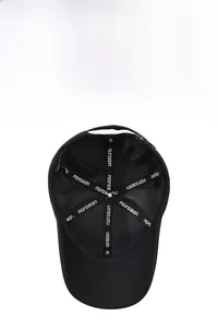 Vue interne de la casquette noire montrant le tissu en maille et les coutures renforcées