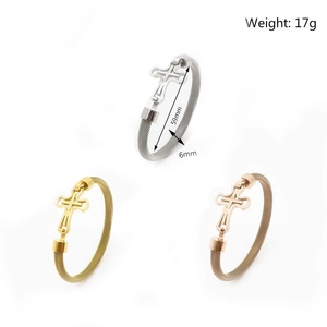 Dettaglio dimensioni: diametro 59mm e larghezza 6mm del bracciale a croce in titanio