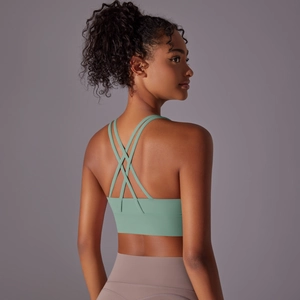 Dettaglio del reggiseno sportivo verde menta con schiena incrociata in tessuto opaco
