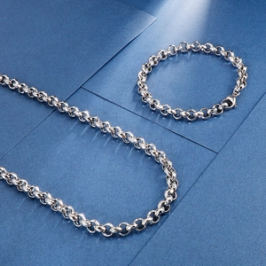 Ensemble collier et bracelet en acier inoxydable argenté sur fond bleu texturé