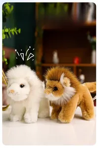 Gros plan sur la peluche lion blanc réaliste avec fourrure détaillée et traits réalistes