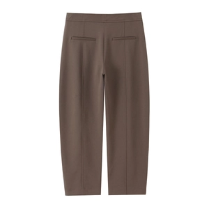 Détail du pantalon de costume marron foncé avec poches arrière et texture tissée lisse