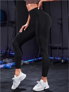 Dettaglio dei leggings da yoga neri a vita alta senza cuciture in una palestra professionale