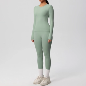 Détail de l'ensemble de yoga brossé vert menthe avec haut manches longues et legging