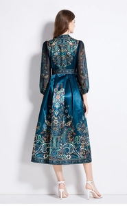 Détail de robe imprimée bohème avec lien à la taille et manches longues translucides