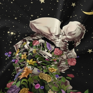 Detailtextur eines schwarzen Wandteppichs mit küssenden Skeletten und bunten Blumen