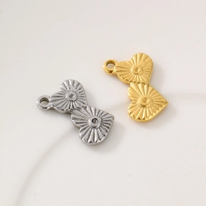 Détail des breloques double cœur entrelacées en or et argent pour bijoux DIY