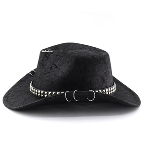 Chapeau de cowboy noir de style western avec clous argentés et anneaux métalliques