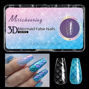 Détail de la texture 3D d'écailles de sirène sur 120 faux ongles en gel souple transparent