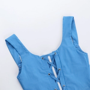 Gros plan détaillé du col carré et des lacets sur ce haut tissé bleu de style corset