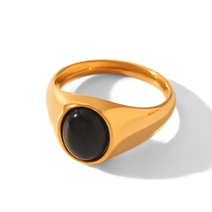 Detailaufnahme eines Vintage-Siegelrings in Gold mit einem großen ovalen schwarzen Naturstein