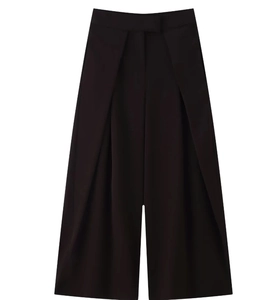 Vue détaillée du pantalon large à taille haute noir avec plis sur le devant et tissu drapé