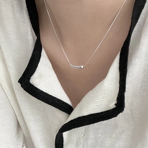 Minimalist 925 sterling silver necklace featuring a teardrop pendant on model