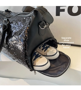 Vista detallada del compartimento para zapatos de este bolso de viaje negro con lentejuelas.