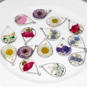 Tropfenanhänger aus Harz mit bunten getrockneten Blumen und Goldfolie für DIY-Schmuck