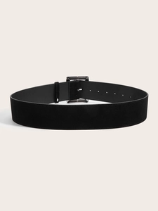 Détail d'une large ceinture noire en daim avec boucle métallique carrée sur fond beige