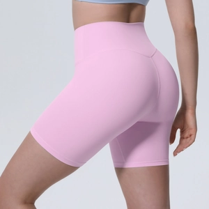 Détail du short de yoga rose à taille haute montrant l'effet push-up et les coutures fines