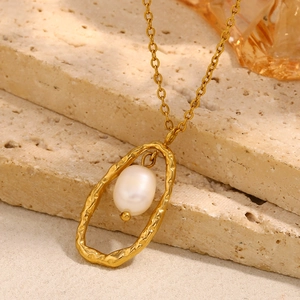 Collier en acier inoxydable plaqué or 18K avec pendentif ovale et perle blanche