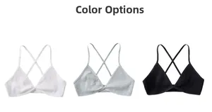 Détail de brassières de sport côtelées en blanc gris et noir avec bretelles croisées au dos